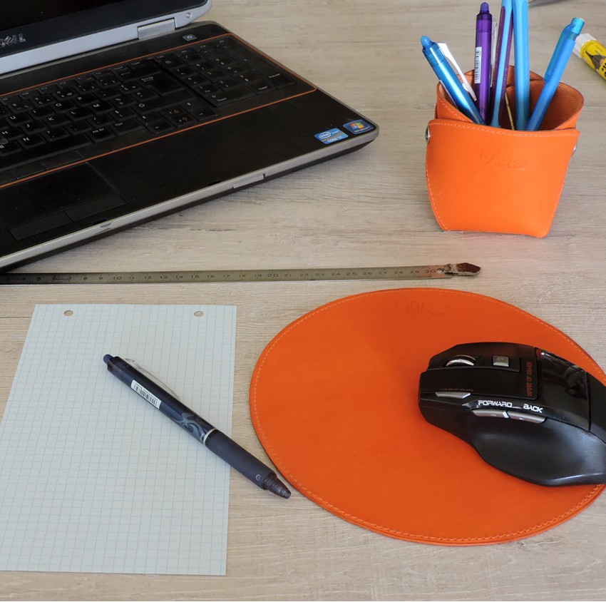 Tapis de souris rond en cuir lisse et Pot crayon bureau cuir accessoire maroquinerie Lyon