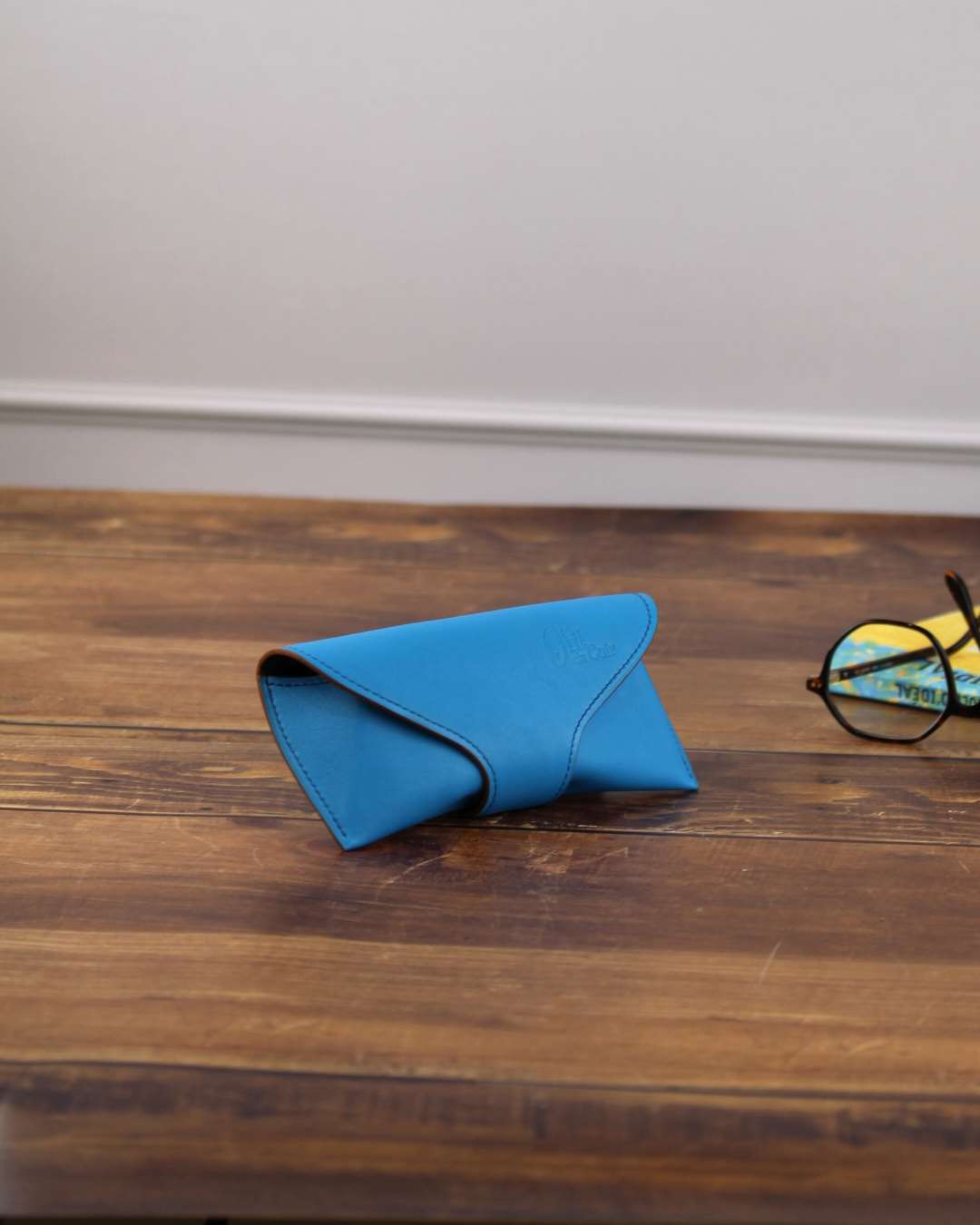 Etui-a-lunettes-en-cuir-bleu Etui à lunettes en cuir bleu