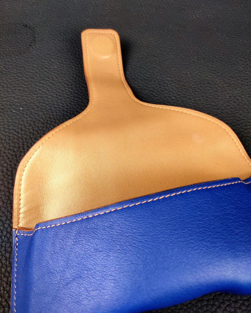 Etui-lunettes-cuir-bleu-doré-maroquinerie-lyon-ofilducuir Etui à lunettes en cuir de veau bleu maroquinerie Lyon Ofilducuir accessoires