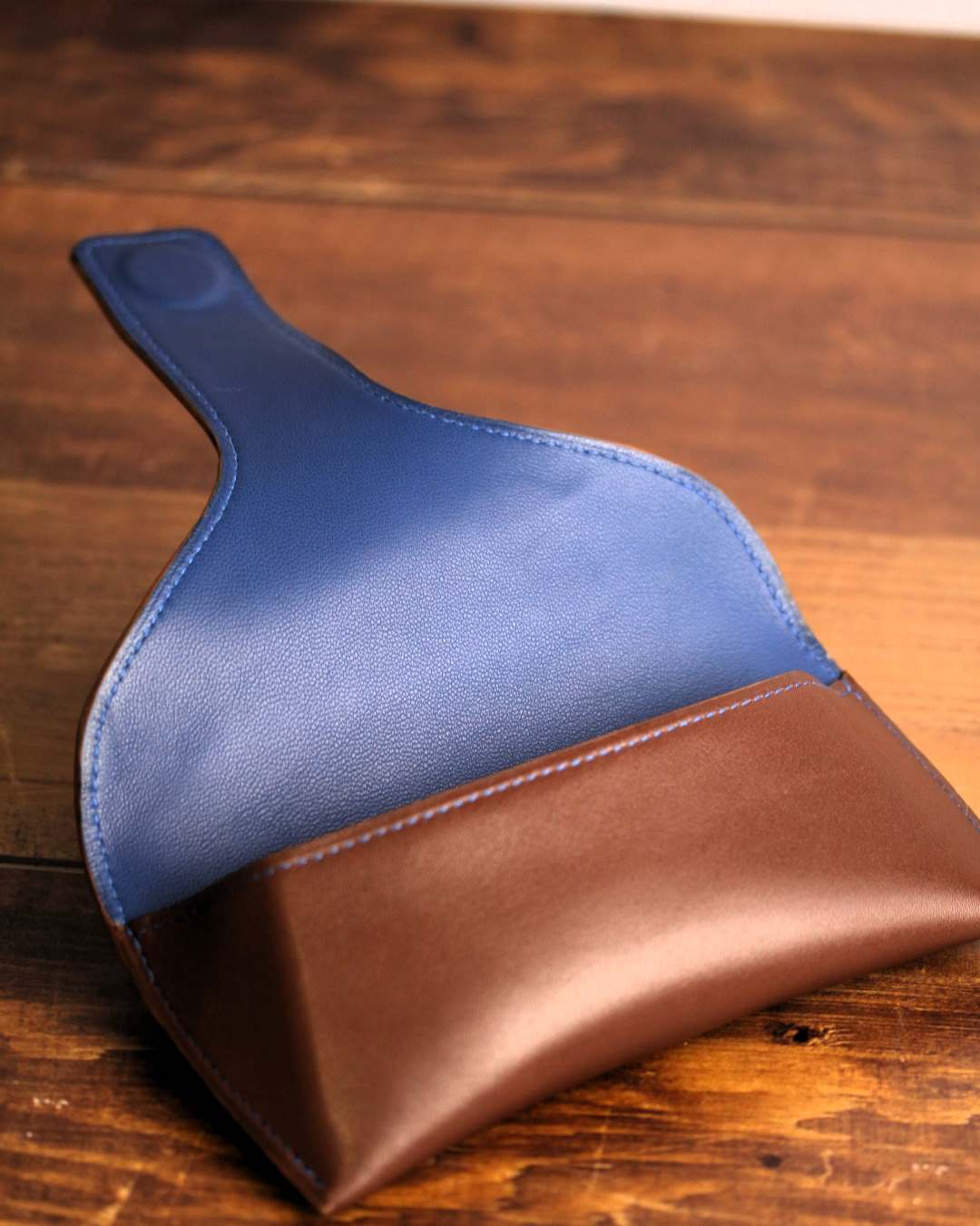 Etui-lunettes-cuir-marron-bleu-mornant-lyon-ofilducuir Etui à lunettes en cuir marron doublé cuir bleu fabriqué à la main à Lyon