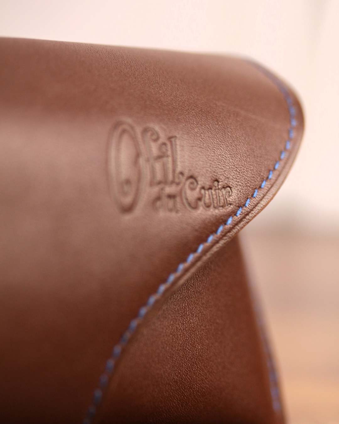 Etui-lunettes-cuir-marron-ofilducuir-lyon Etui à lunettes en cuir chocolat intérieur cuir bleu surpiqûres bleues fait à la main sur Lyon
