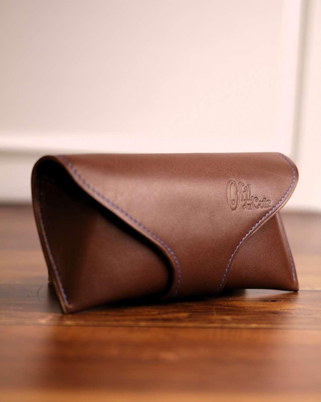 Etui-lunettes-cuir-marron-ofilducuir Etui à lunettes en cuir marron cousu bleu fabriqué à la main à Lyon ofilducuir