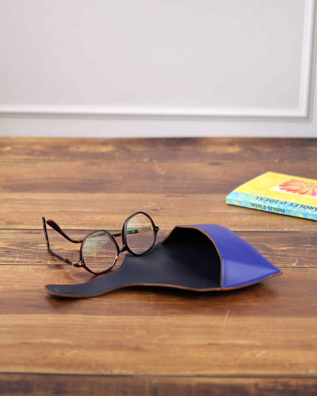 Etui-lunettes-cuir-soleil Étui à lunettes en cuir bleu saphir avec fermeture magnétique pratique