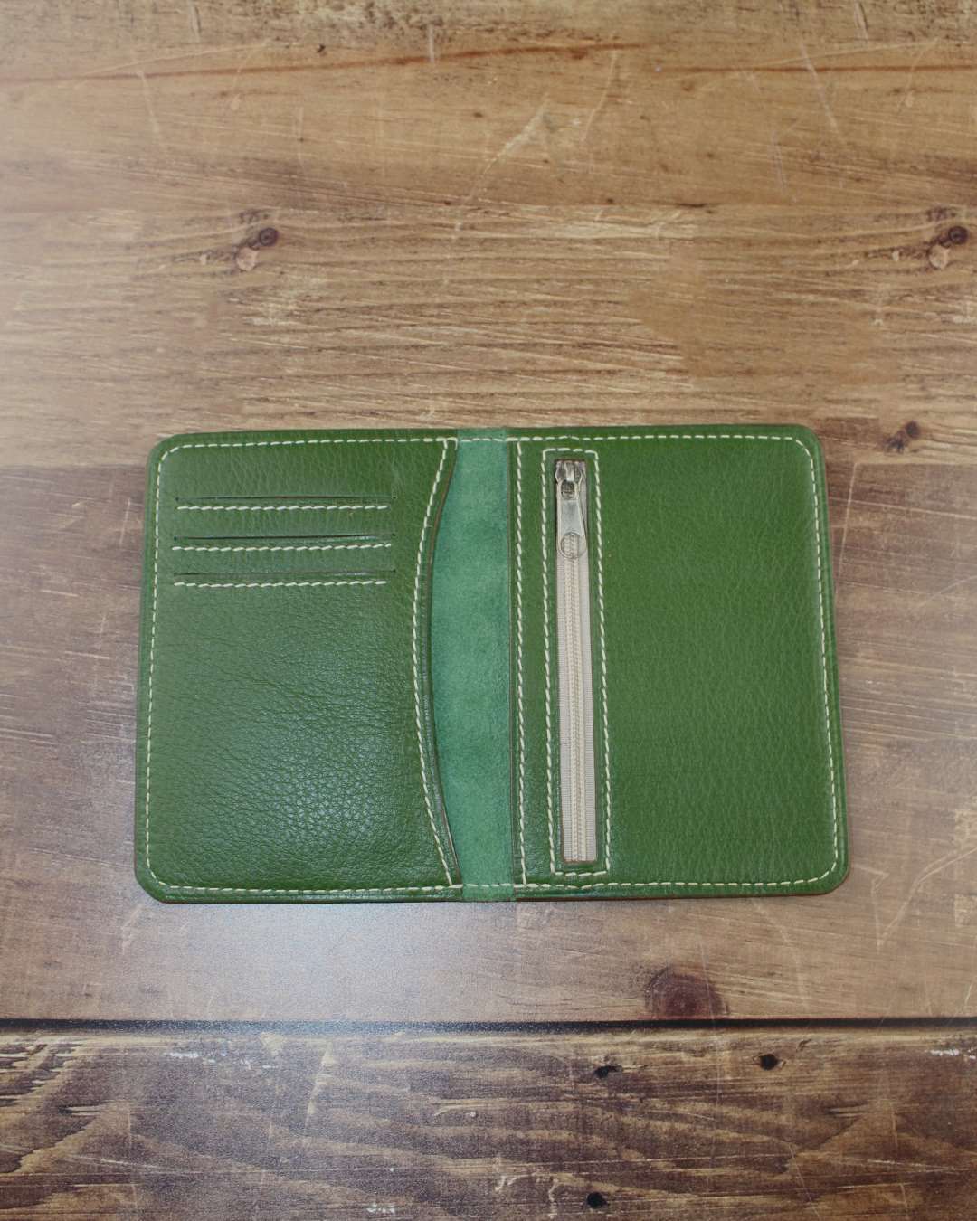 Petit-porte-cartes-en-cuir-vert-couture-beige - Copie Petit porte cartes en cuir vert : couture beige