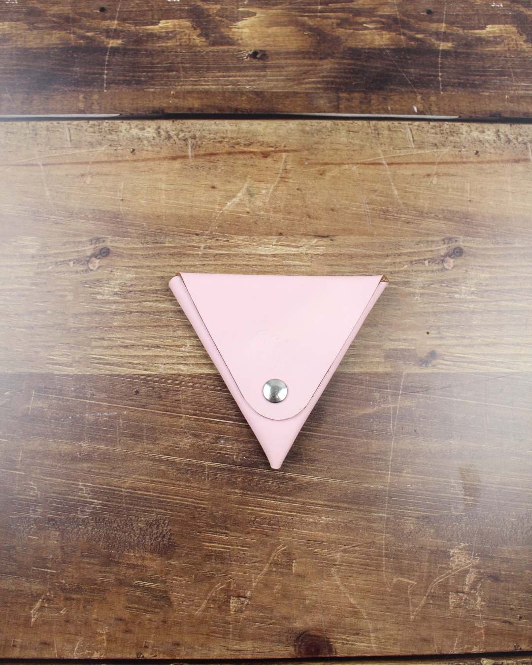 Petit-porte-monnaie-en-cuir-rose Petit porte monnaie en cuir rose doux en forme de triangle