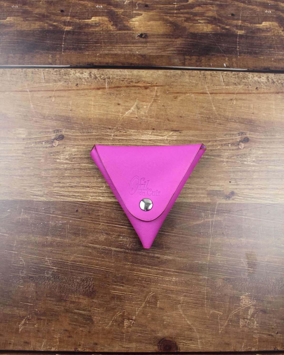 Petit-porte-monnaie-en-cuir Petit porte monnaie en cuir fuchsia en forme de triangle