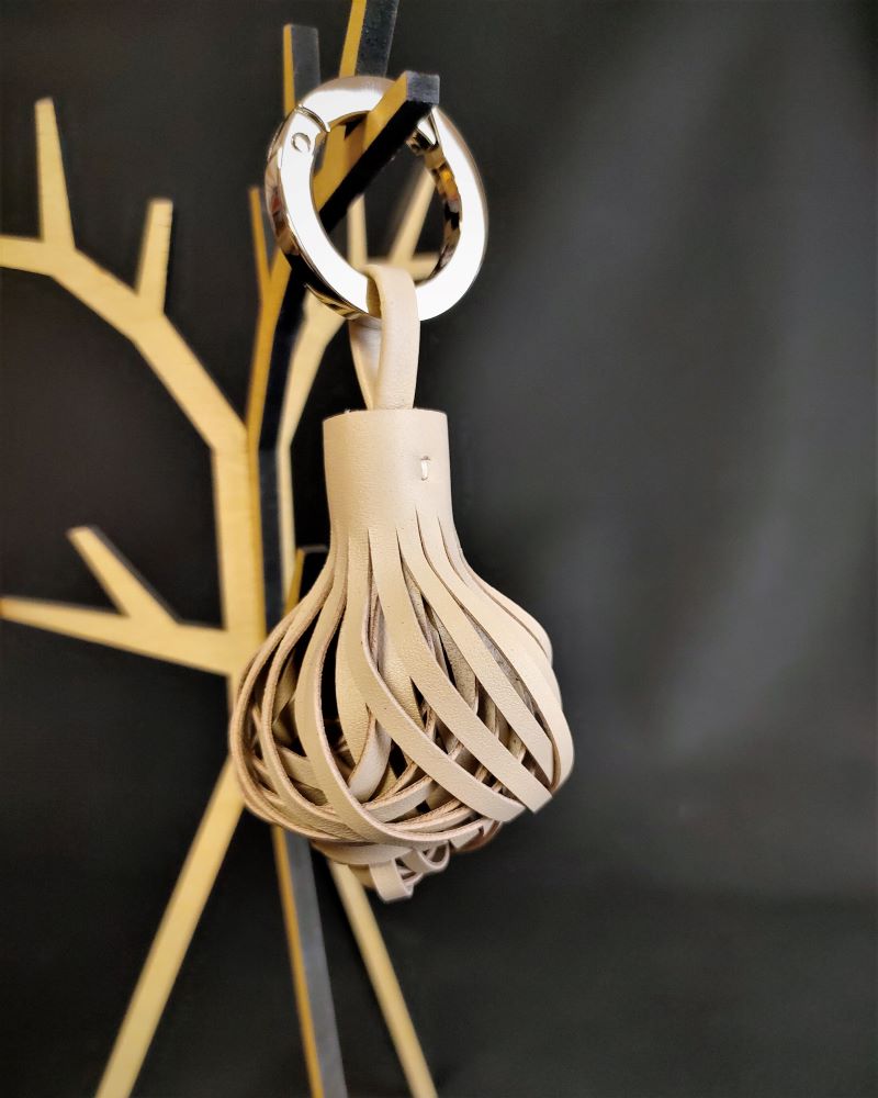 Pompon-cuir-beige-porte-clés-bijoux-sac-main-accessoires-maroquinerie-lyon-ofilducuir Pompon cuir beige porte-clés bijoux de sac à main accessoires maroquinerie lyon
