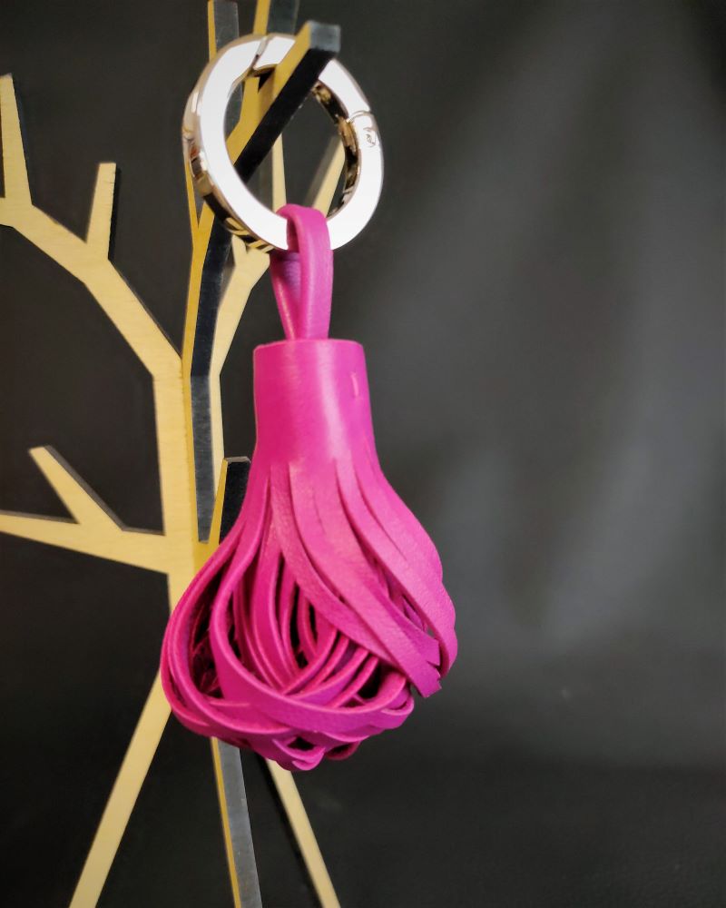 Pompon-cuir-fuchsia-porte-clés-bijoux-sac-main-accessoires-maroquinerie-lyon-ofilducuir