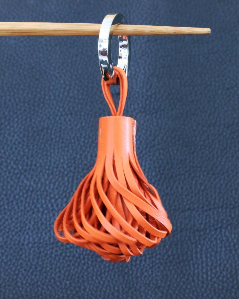 Pompon-cuir-orange-porte-clés-bijoux-sac-main-accessoires-maroquinerie-lyon-ofilducuir