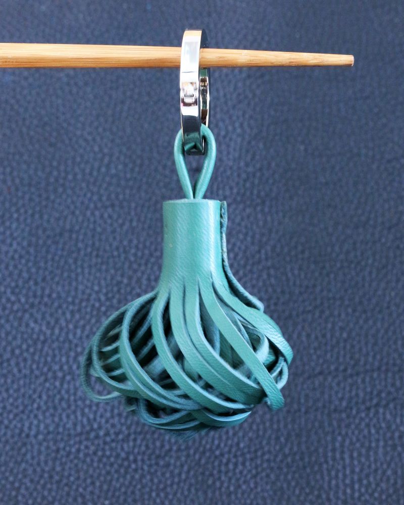 Pompon-cuir-vert-porte-clés-bijoux-sac-main-accessoires-maroquinerie-lyon-ofilducuir