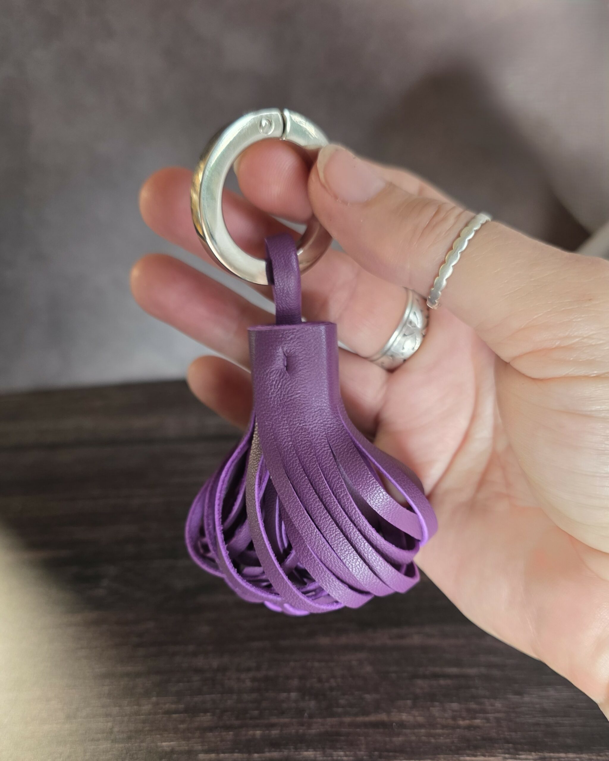 Pompon-en-cuir-porte-cle Pompon en cuir avec un anneau mousqueton pour s'en servir comme porte clés