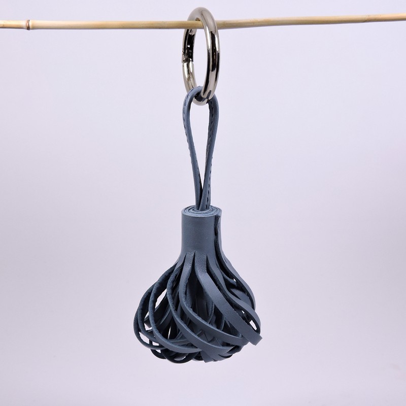 Pompon-porte-clef-accessoire-maroquinerie-Lyon-cuir-bleu-sac-main Pompon porte clef décoration sac main maroquinerie Lyon cuir bleu