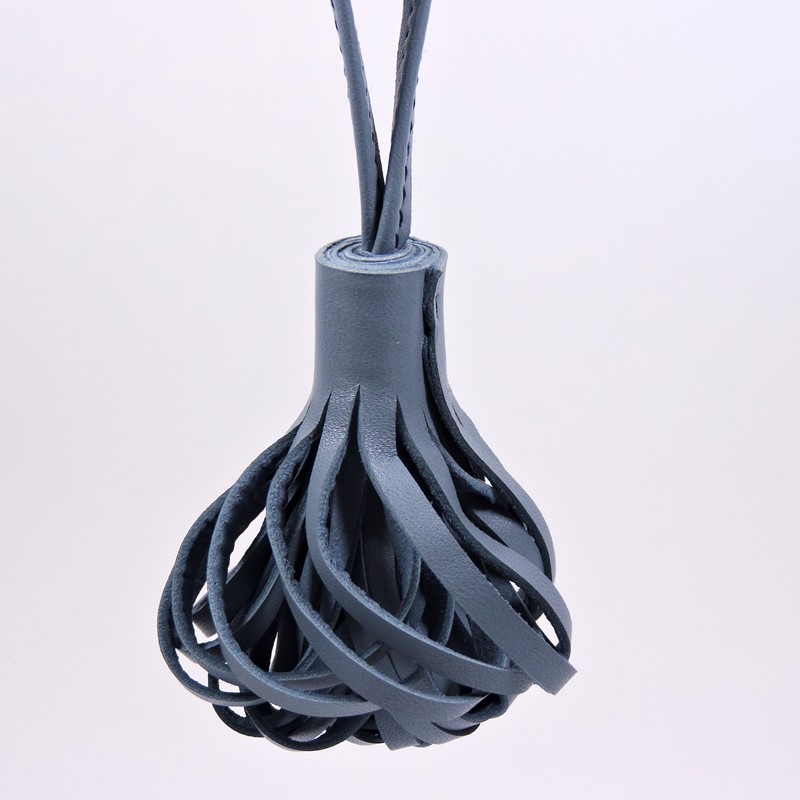 Pompon-porte-clef-accessoire-maroquinerie-Lyon-cuir-bleu Pompon porte clef décoration sac main maroquinerie Lyon cuir bleu accessoire
