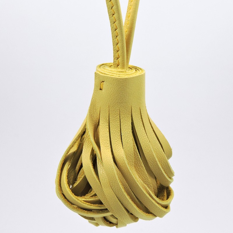 Pompon-porte-clef-accessoire-maroquinerie-Lyon-cuir-jaune-sac-main Pompon porte clef décoration sac main maroquinerie Lyon cuir jaune