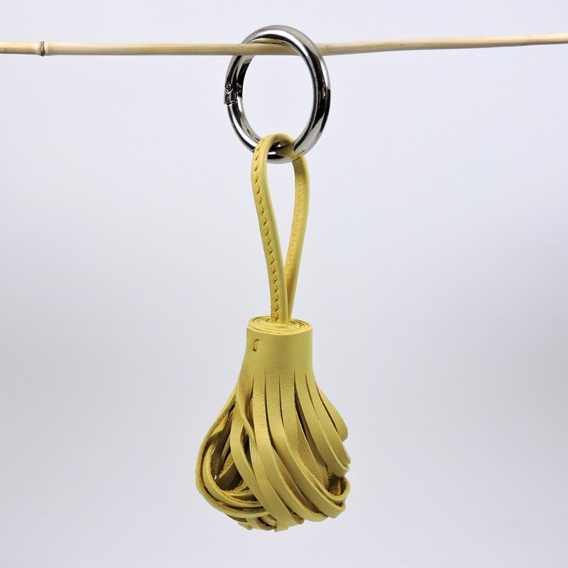 Pompon-porte-clef-accessoire-maroquinerie-Lyon-cuir-jaune Pompon porte clef décoration sac main maroquinerie Lyon cuir jaune accessoire