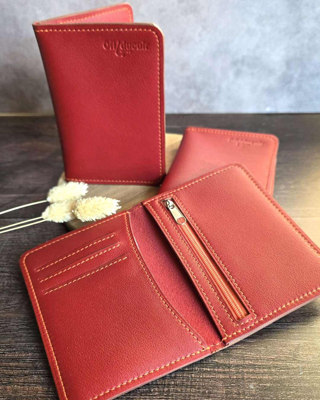 Porte-carte-pour-homme-en-cuir Porte cartes bancaires en cuir bordeaux cousu et zip orange
