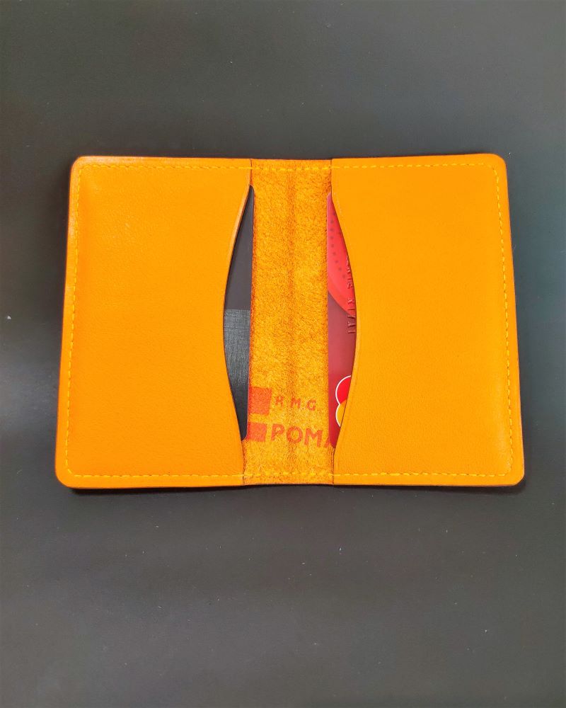 Porte-cartes-bancaire-cuir-orange-ofilducuir-maroquinerie-lyon-artisanat-francais Porte cartes bancaire en cuir orange maroquinerie Lyon France