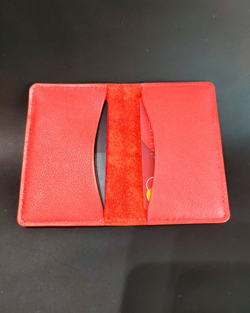 Porte-cartes-bancaire-cuir-rouge-ofilducuir-maroquinerie-lyon-artisanat Porte cartes bancaire en cuir rouge maroquinerie Lyon artisanat français