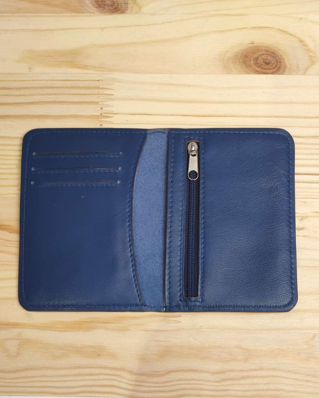 Porte-cartes-billets-carte-identite-cuir-bleu-fait-main-lyon-mornant Porte cartes bancaire en cuir avec poche carte d'identité et billets en cuir bleu fabriqué à Lyon