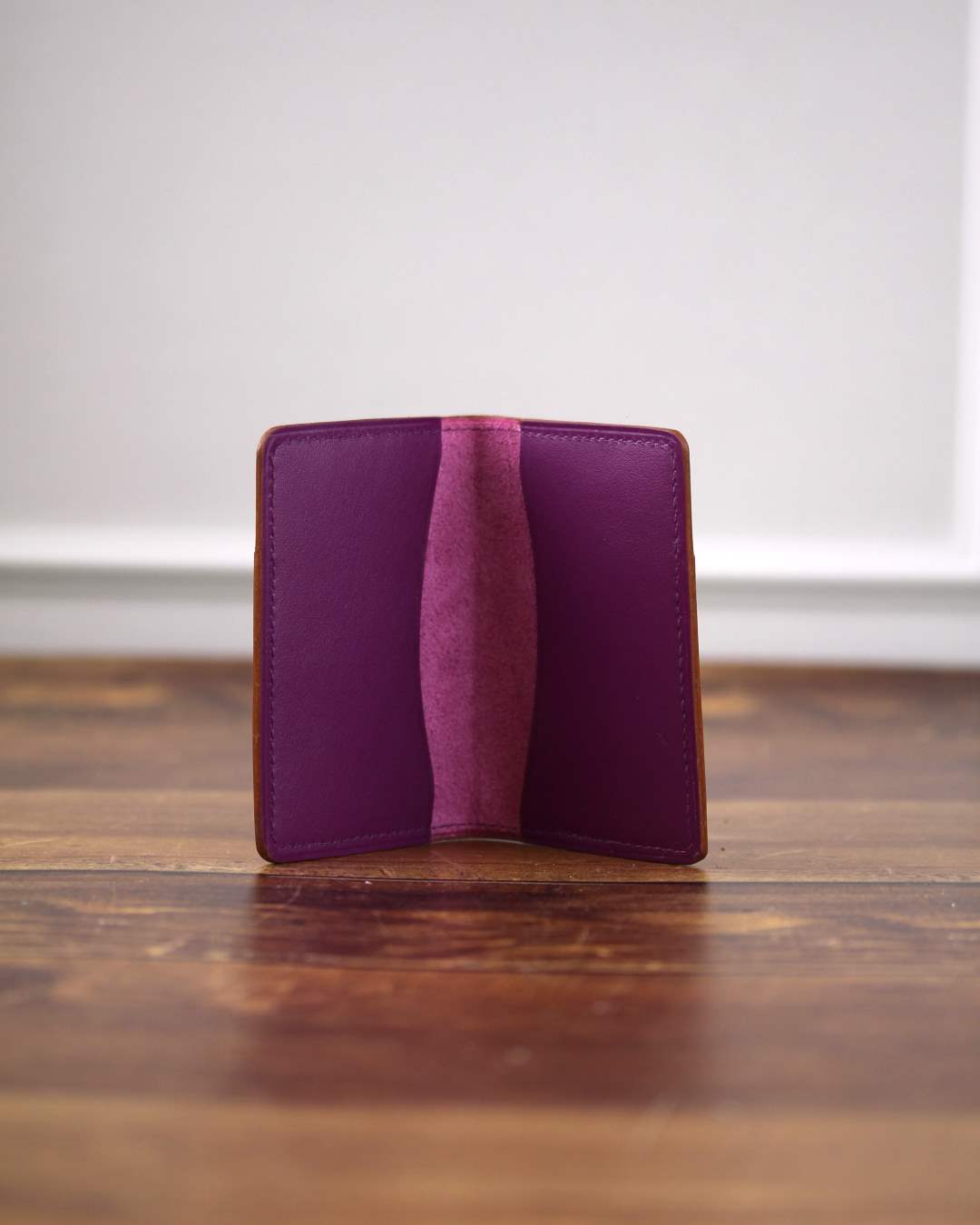 Porte-cartes-en-cuir-vilolet-homme Porte cartes en cuir violet pour homme ou femme avec deux poches intérieures