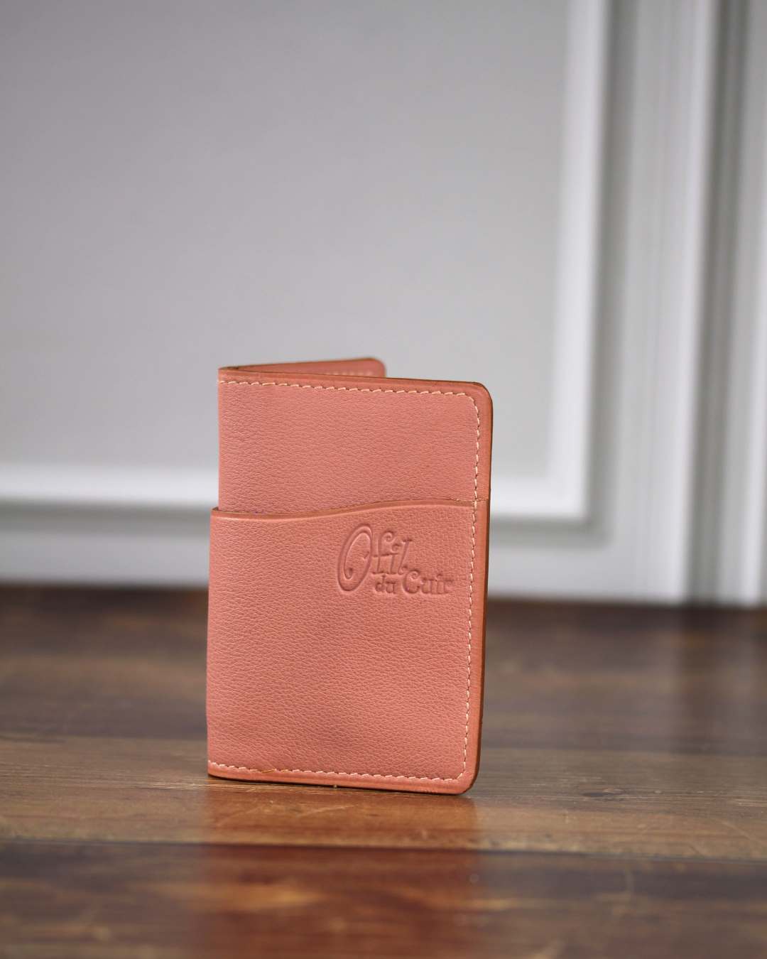 Porte-cartes-fait-main-en-cuir Porte cartes fait à la main en cuir lisse vieux rose