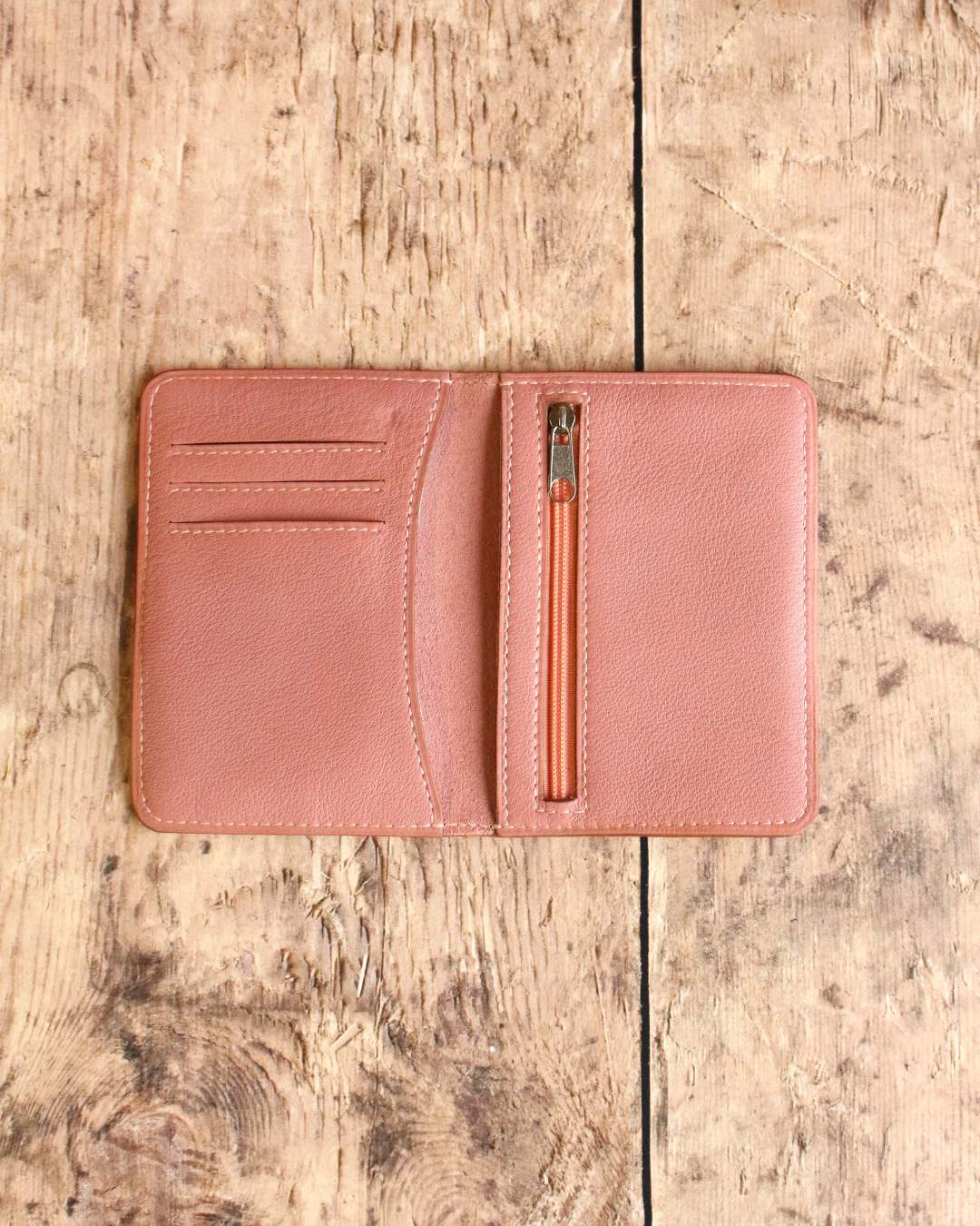 Porte-cartes-pour-femme-en-cuir-vieux-rose Porte cartes en cuir pleine fleur rose poudre cousu ton sur ton avec un rangement pour 3 cartes bancaire et une poche à billets fermée avec une fermeture éclair