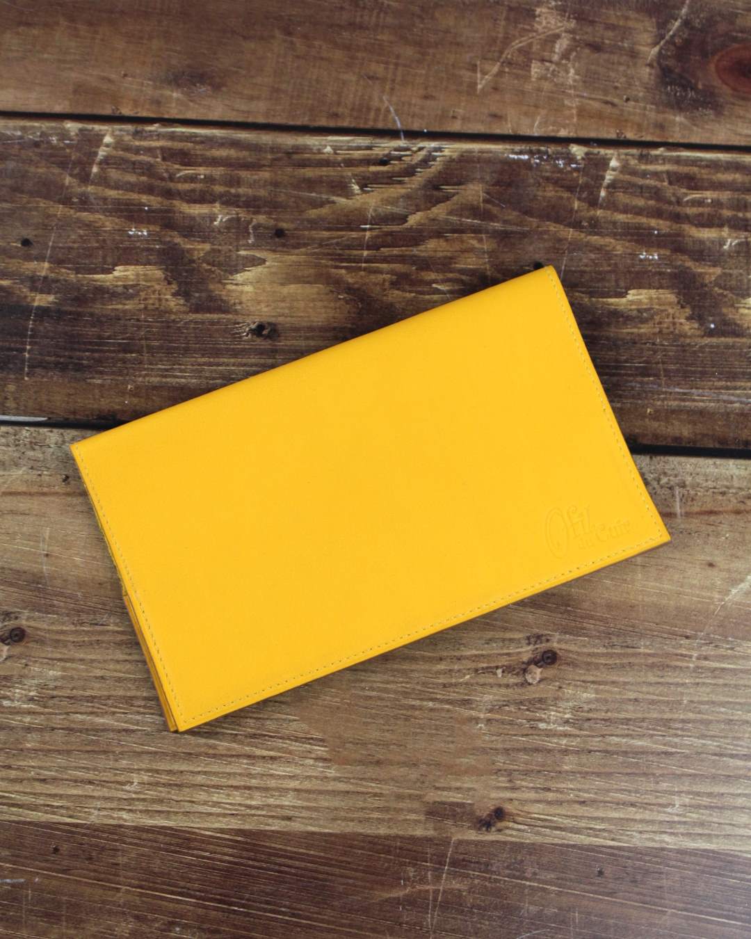Porte-chéquier-horizontal-en-cuir-jaune-orange Porte chéquier horizontal en cuir jaune orange