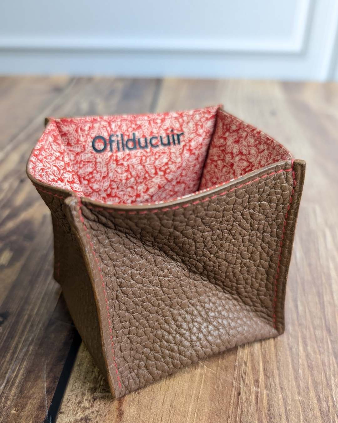 Porte-monnaie-origami-en-cuir-marron Porte monnaie origami en cuir marron et tissu africain rouge