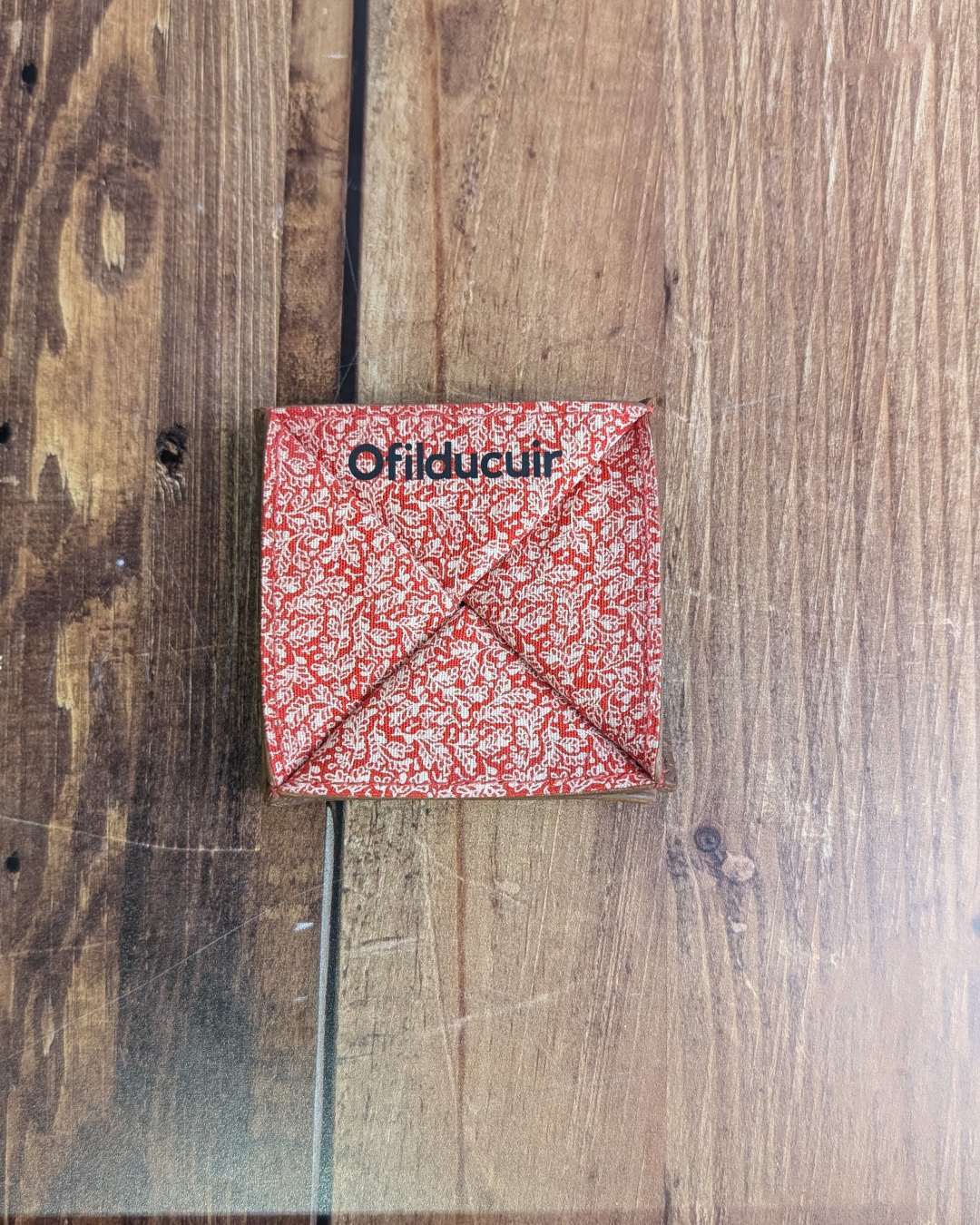 Porte-monnaie-origami-en-cuir Porte monnaie origami en cuir doublé en tissu africain rouge et blanc