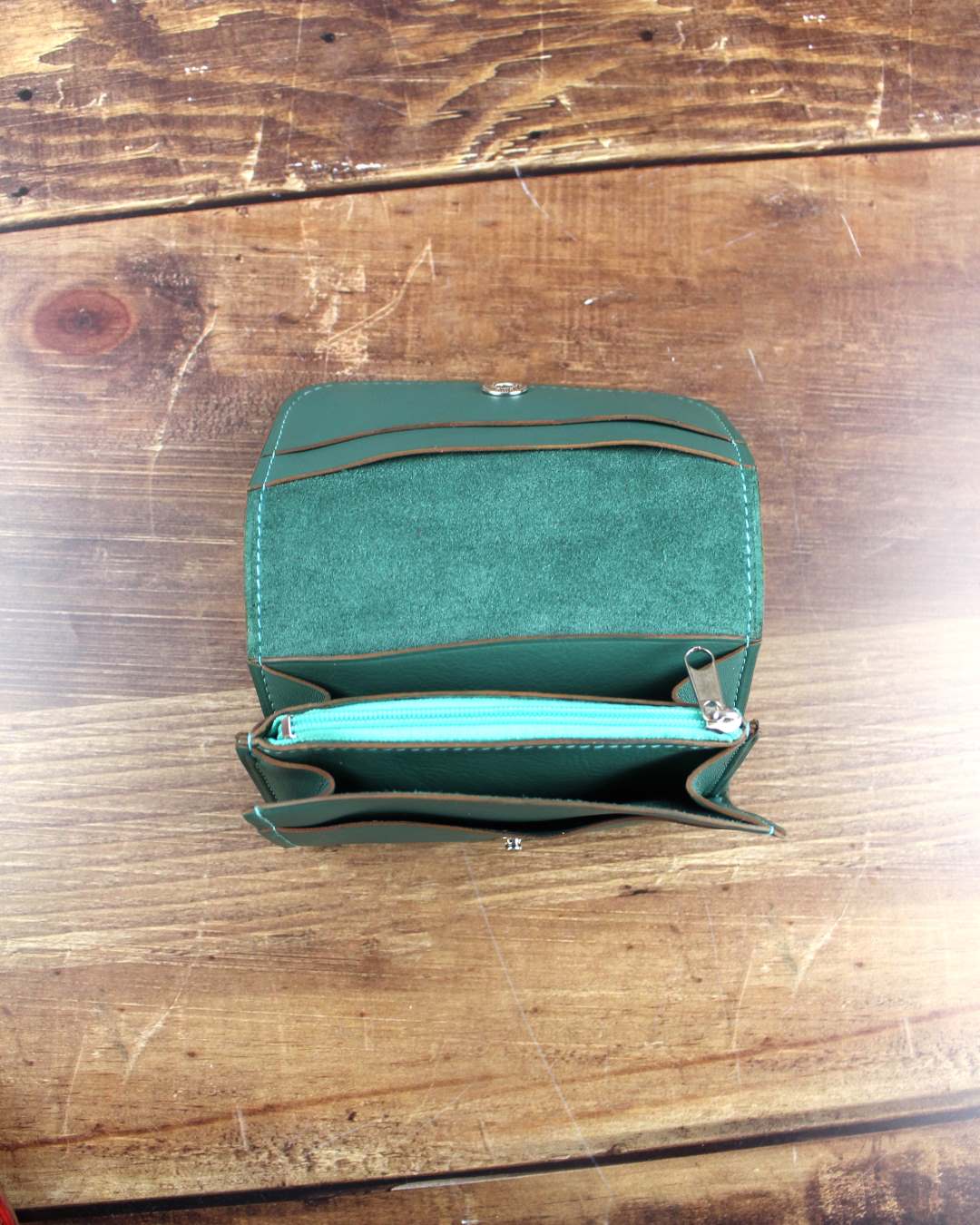 Portefeuille-compagnon-fabriqué-en-France Compagnon en cuir vert pour ranger ses papiers et organiser son sac à main