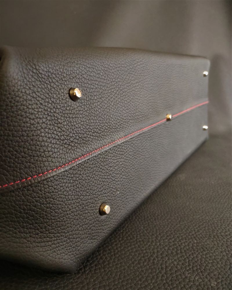 Sac-main-bandouliere-cuir-noir-maroquinerie-francaise-artisanat-lyon-ofilducuir-personnalisable-clousdefond Un sac à main grand format en cuir grainé noir souple avec un fond en cuir rigide