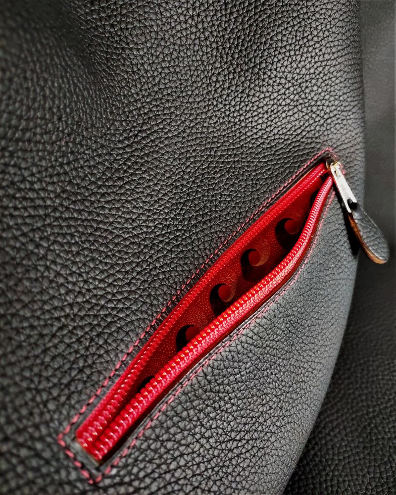 Sac-main-bandouliere-cuir-noir-maroquinerie-francaise-artisanat-lyon-ofilducuir-personnalisable-surmesure Un sac à main grand format en cuir grainé noir souple et des fermetures éclaires rouge