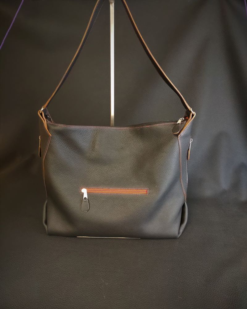 Sac-main-bandouliere-cuir-noir-maroquinerie-francaise-artisanat-lyon-ofilducuir-personnalisable Un sac à main grand format en cuir grainé noir souple