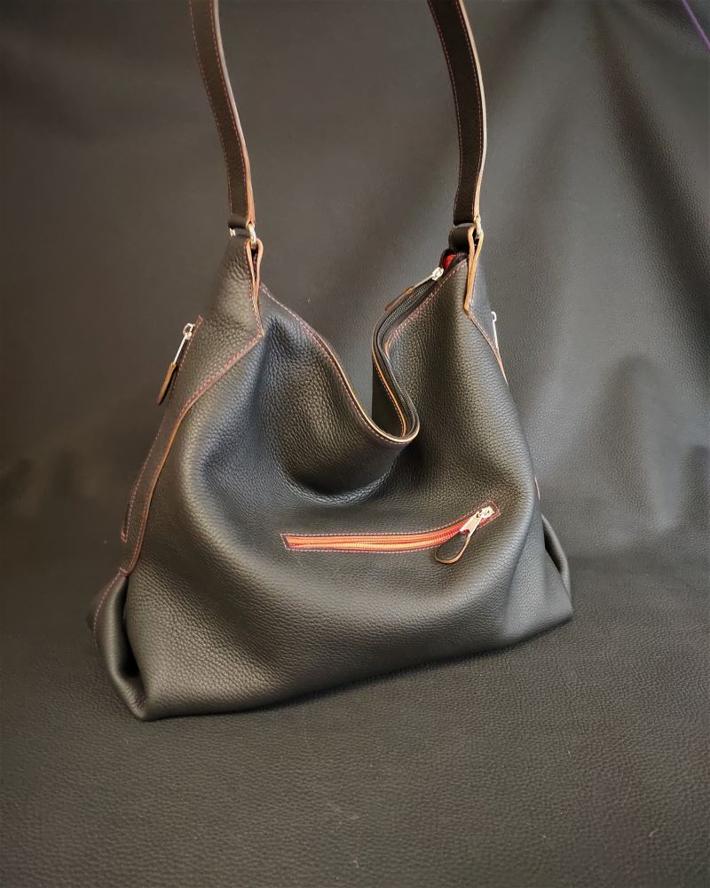 Sac-main-bandouliere-cuir-noir-piece-unique-maroquinerie-francaise-artisanat-lyon-ofilducuir-personnalisable Un sac à main grand format en cuir grainé noir souple européen