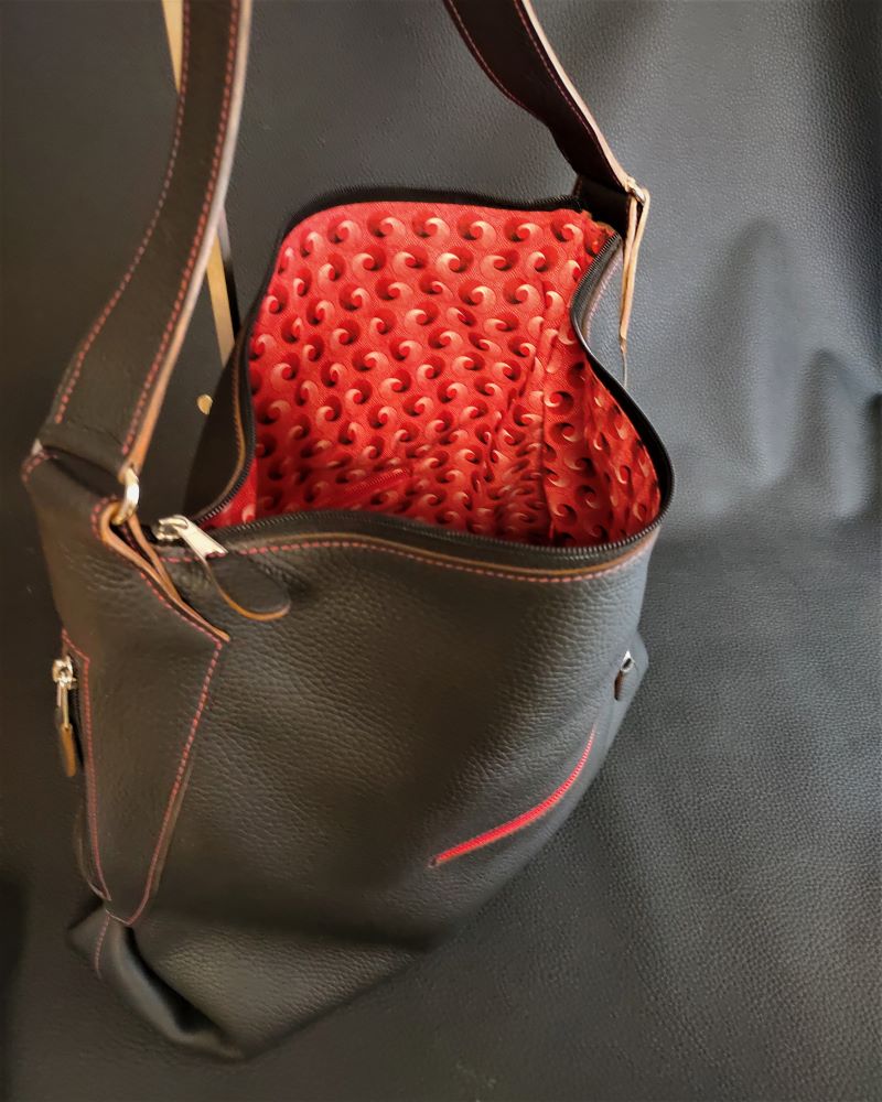 Sac-main-bandouliere-cuir-noir-rouge-grand-sac-maroquinerie-francaise-artisanat-lyon-ofilducuir-personnalisable Un sac à main grand format en cuir grainé noir souple et sa doublure en tissu africain rouge