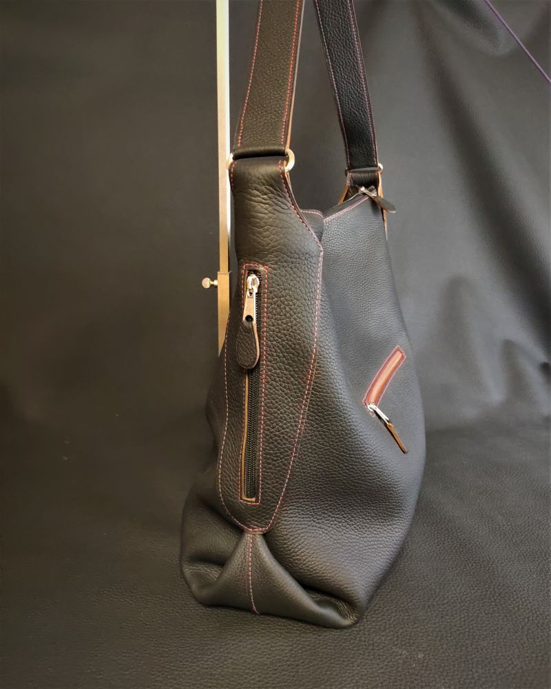 Sac-main-bandouliere-cuir-noir-rouge-maroquinerie-francaise-artisanat-lyon-ofilducuir-personnalisable Un sac à main grand format en cuir grainé noir souple et ses 3 poches extérieures