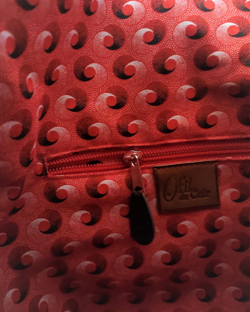 Sac-main-bandouliere-cuir-noir-rouge-tissu-africain-maroquinerie-francaise-artisanat-lyon-ofilducuir-personnalisable Un sac à main grand format en cuir grainé noir souple et son tissu africain rouge 100% coton