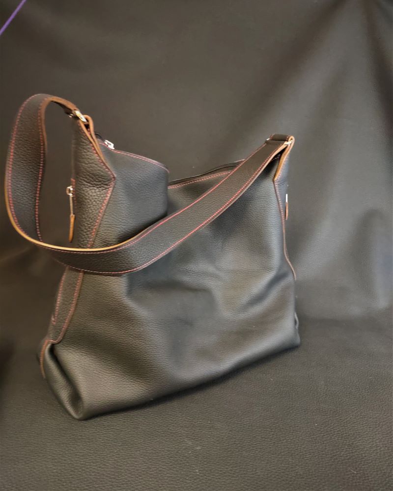 Sac-main-bandouliere-cuir-souple-noir-maroquinerie-francaise-artisanat-lyon-ofilducuir-personnalisable Un sac à main grand format en cuir grainé noir souple et sobre