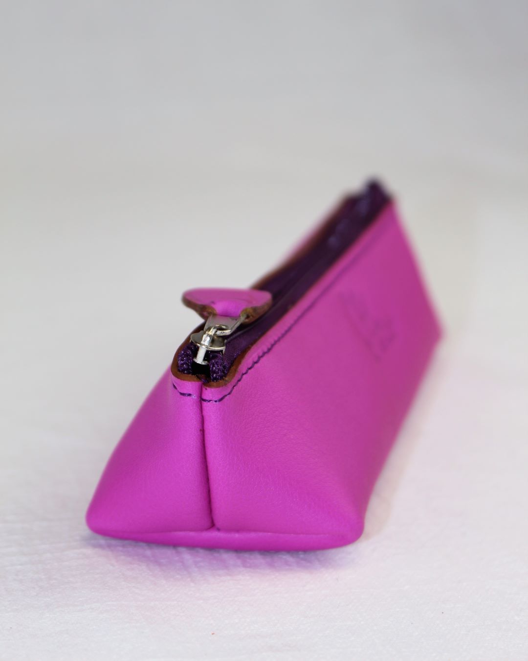 Trousse-fuchsia-sur-mesure-cuir-crayons-sacamain-Lyon-mornant-stylos-ofilducuir Trousse en cuir pour crayons ou maquillage fabriquée en cuir fuchsia à Chaussan