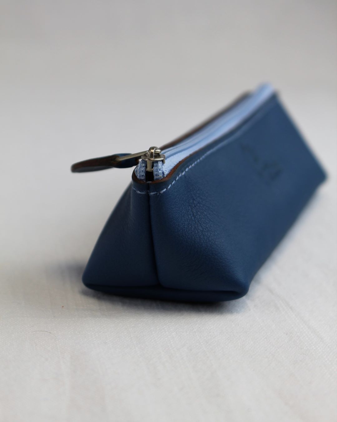 Trousse-personnalise-cuir-bleu-sur-mesure-crayons-sacamain-Lyon-mornant-stylos-ofilducuir Trousse en cuir pour crayons ou maquillage fabriquée en cuir bleu à Mornant