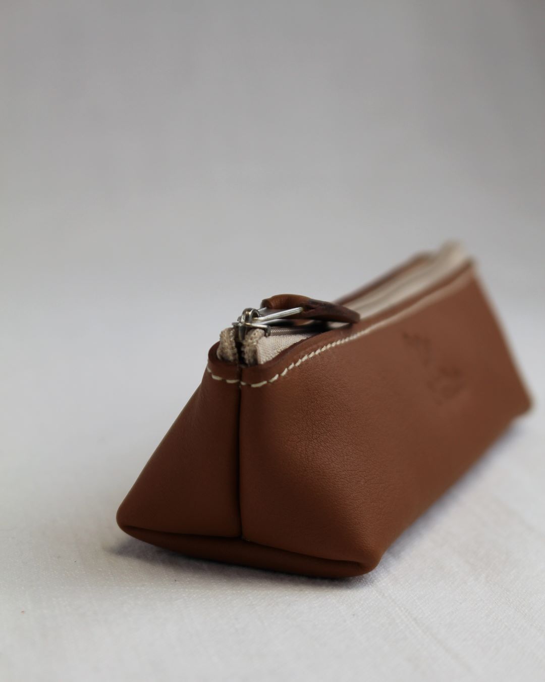 Trousse-personnalise-cuir-camel-sur-mesure-crayons-sacamain-Lyon-mornant-stylos-ofilducuir