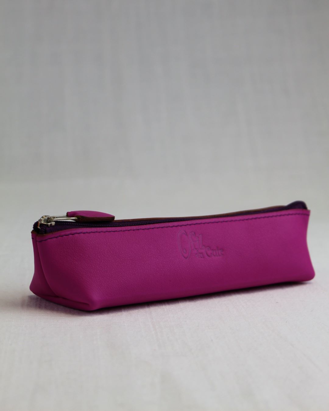 Trousse-personnalise-cuir-fuchsia-crayons-sacamain-Lyon-mornant-stylos-ofilducuir Trousse en cuir pour crayons ou maquillage fabriquée en cuir à Chaussan