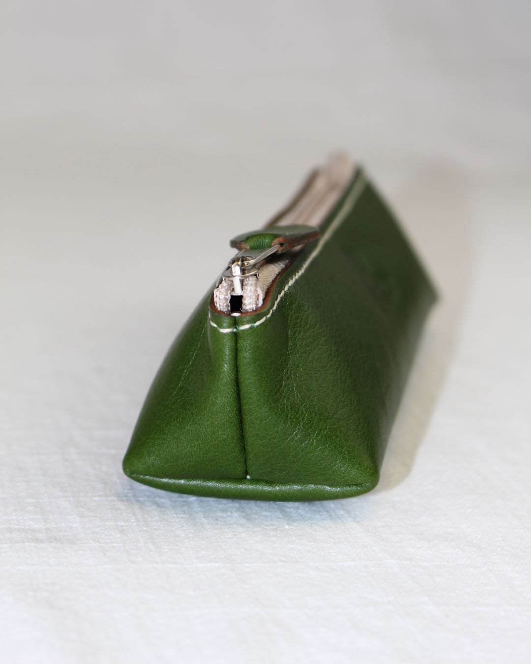 Trousse-personnalise-cuir-vert-crayons-sacamain-Lyon-taluyers-stylos-ofilducuir Trousse de sac à main en cuir pour crayons ou maquillage fabriquée en cuir vert à Mornant