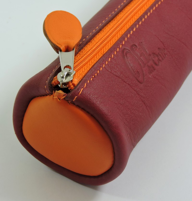 Trousse-ronde-ecolier-stylos-ofilducuir-bicolore-cuir-bordeaux Trousse écolier stylos crayons maroquinerie-Lyon cuir bordeaux