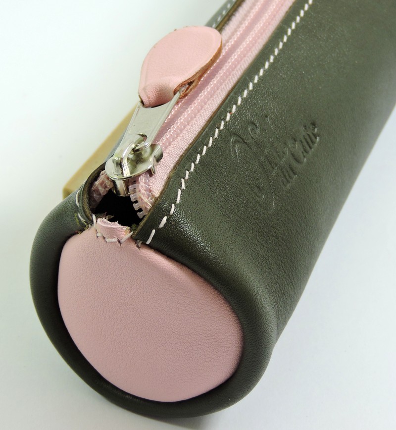 Trousse-ronde-ecolier-stylos-ofilducuir-bicolore-cuir-kaki Trousse écolier stylos crayons maroquinerie-Lyon cuir kaki