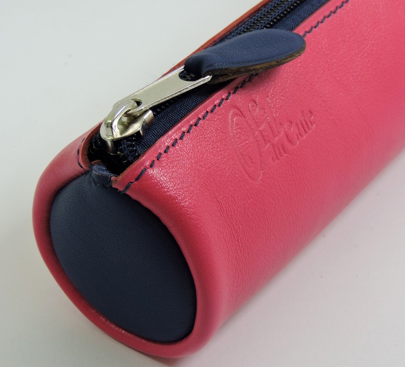 Trousse-ronde-ecolier-stylos-ofilducuir-bicolore-cuir-rose Trousse écolier stylos crayons maroquinerie-Lyon cuir fuchsia