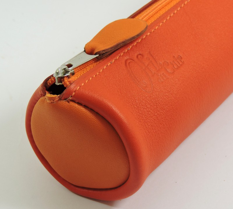 Trousse-ronde-ecolier-stylos-ofilducuir-bicolore-cuir-rouge- orange-maroquinerie Trousse écolier stylos crayons maroquinerie-Lyon cuir orange