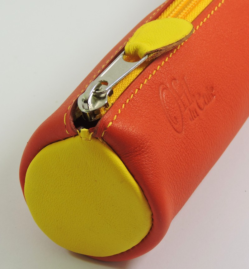 Trousse-ronde-ecolier-stylos-ofilducuir-bicolore-cuir-rouge-orange Trousse écolier stylos crayons maroquinerie-Lyon cuir rouge orangé