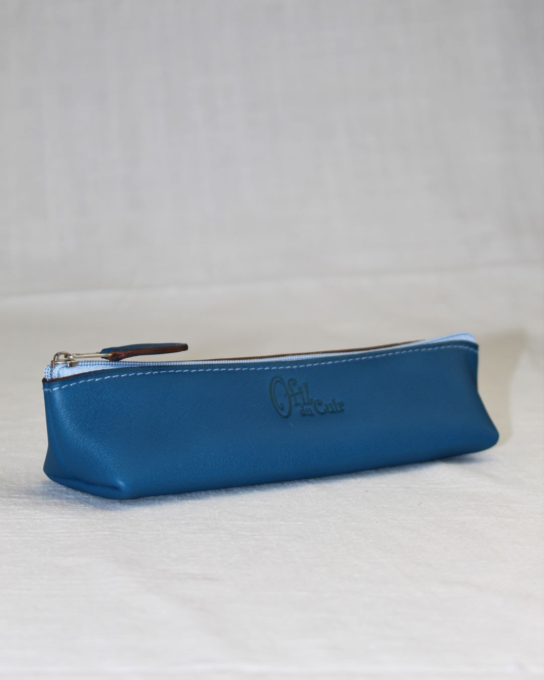 Trousse-stylos-sac-main-maquillage-cuir-vert-ofilducuir-lyon-mornant Trousse en cuir pour crayons ou maquillage fabriquée en cuir à Mornant