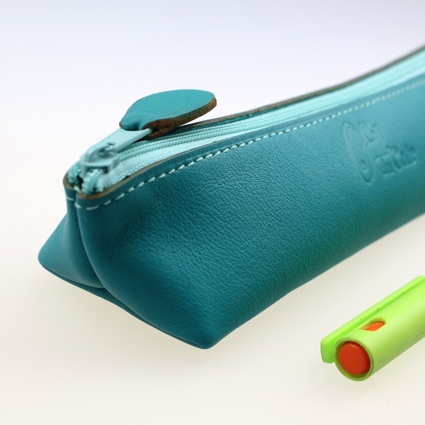 Trousse-stylos-sac-main-maroquinerie-ofilducuir-cuir-vert Trousse stylos maquillage cuir maroquinerie Lyon vert